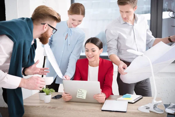 Jóvenes empresarios trabajando juntos - foto de stock