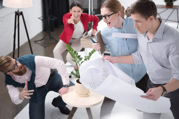 Молоді бізнесмени працюють разом — Stock Photo