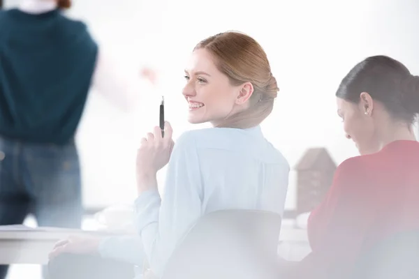 Junge Unternehmer arbeiten zusammen — Stockfoto