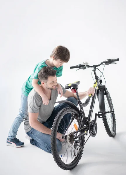 Pai e filho com bicicleta — Fotografia de Stock