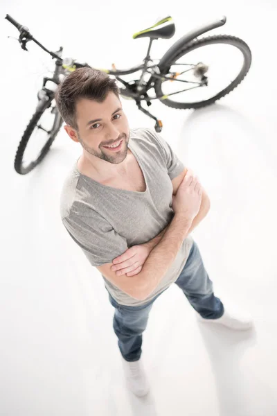 Uomo sicuro di sé con bicicletta — Foto stock