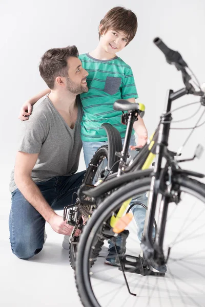 Padre e hijo con bicicleta - foto de stock
