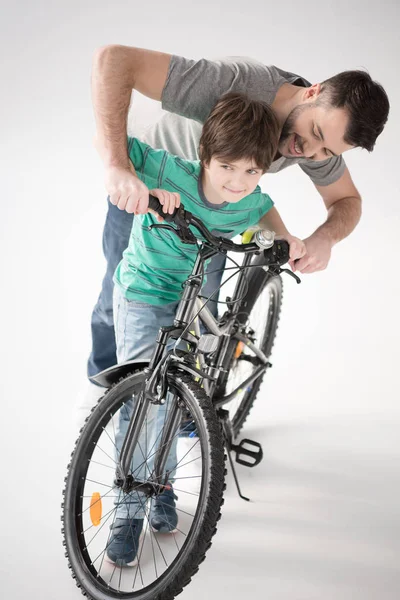 Padre e figlio con bicicletta — Foto stock