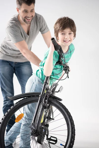 Батько і син з велосипедом — стокове фото