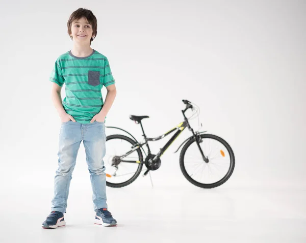 Улыбающийся мальчик с велосипедом — стоковое фото