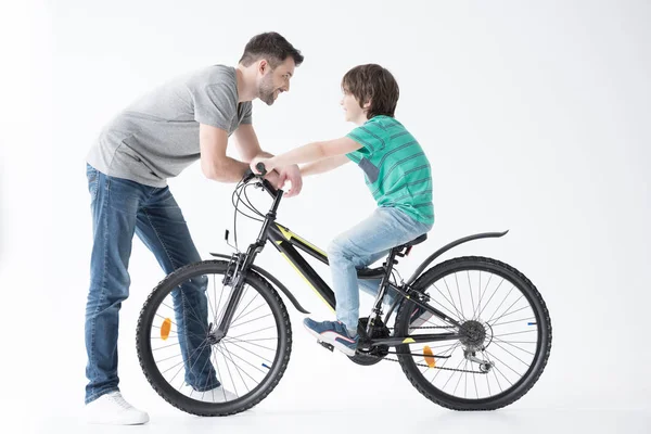 Père et fils passent du temps ensemble — Photo de stock