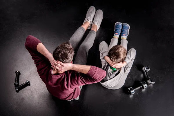 Father and son exercising — Stock Photo