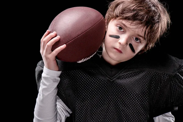 Niño jugando fútbol americano - foto de stock