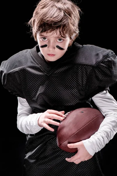Мальчик играет в американский футбол — стоковое фото