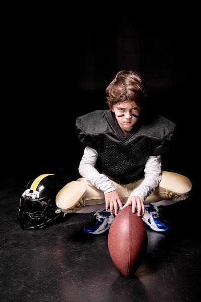 Junge spielt American Football — Stockfoto