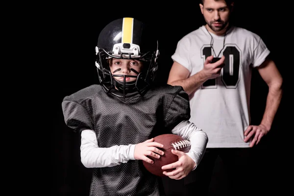 Ragazzo che gioca a calcio con allenatore — Foto stock