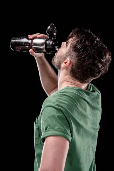 Людина зі спортивною пляшкою води — стокове фото
