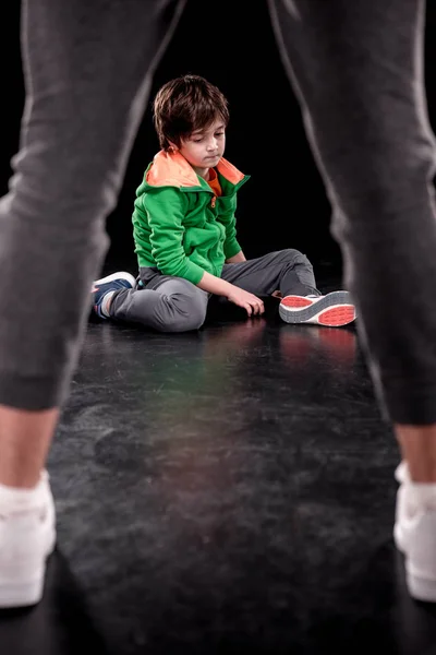 Junge sitzt auf dem Boden — Stockfoto