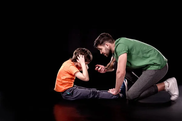 Hombre y niño entrenando juntos - foto de stock