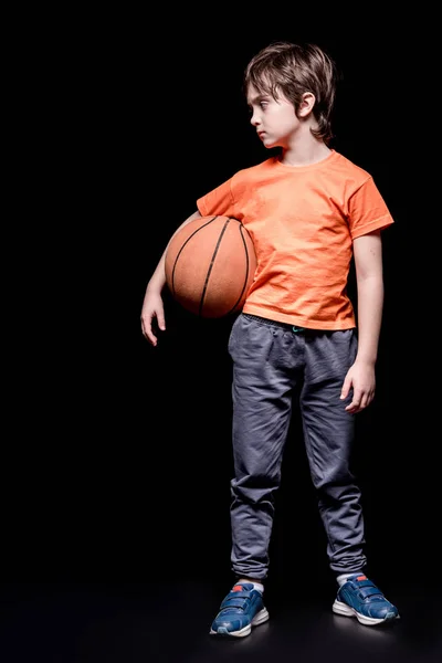 Хлопчик з баскетбольним м'ячем — стокове фото
