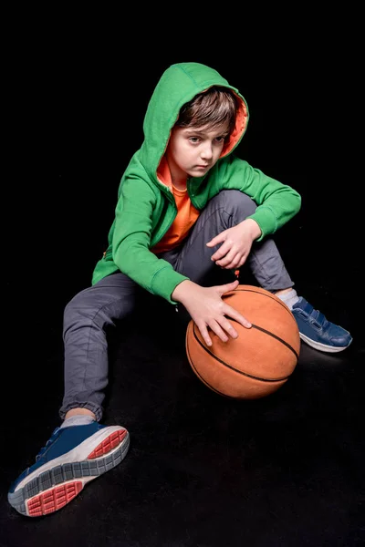 Menino com bola de basquete — Fotografia de Stock