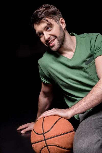 Homem com bola de basquete — Fotografia de Stock