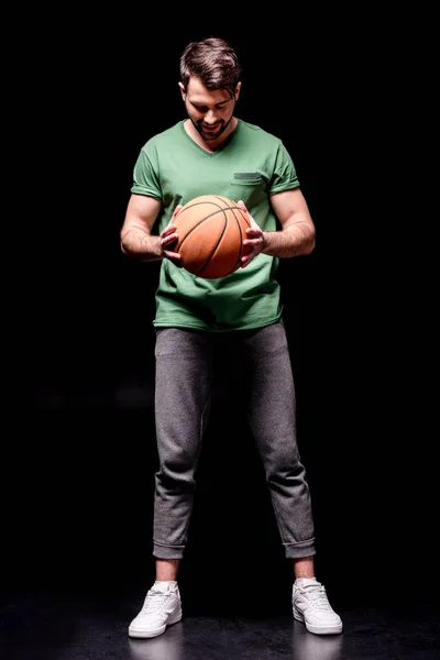 Homem com bola de basquete — Fotografia de Stock