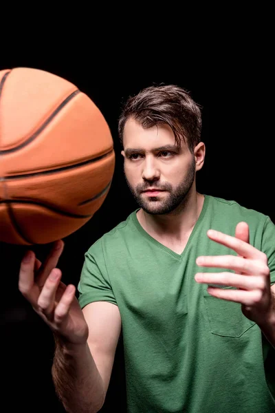 Homem com bola de basquete — Fotografia de Stock