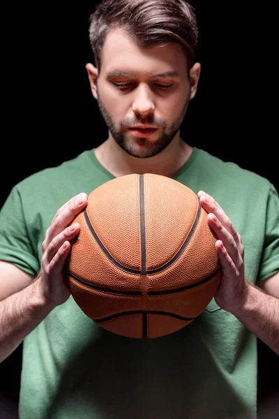 Homem com bola de basquete — Fotografia de Stock