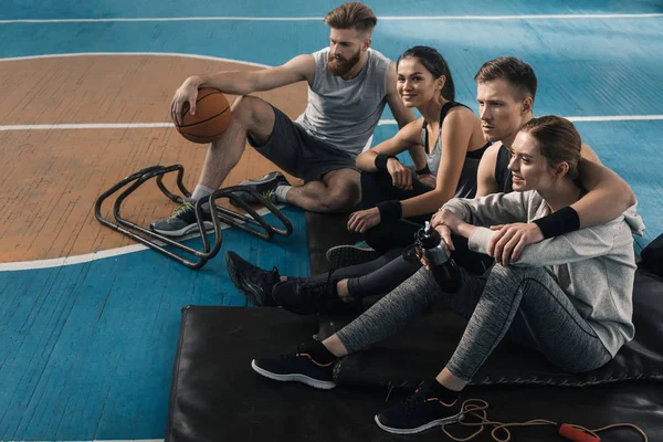 Jóvenes deportistas - foto de stock