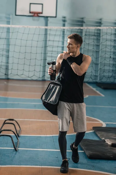 Jeune sportif au gymnase — Photo de stock