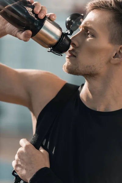 Sportsman drinking water — Stock Photo