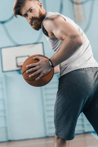 Basketballspieler mit Ball — Stockfoto