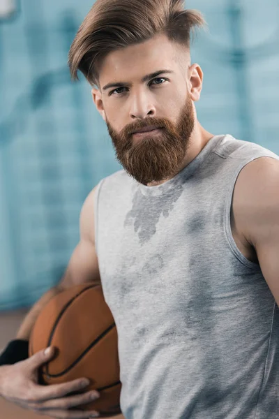 Jugador de baloncesto con pelota - foto de stock