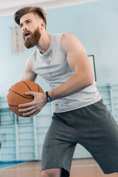 Basketballspieler mit Ball — Stockfoto