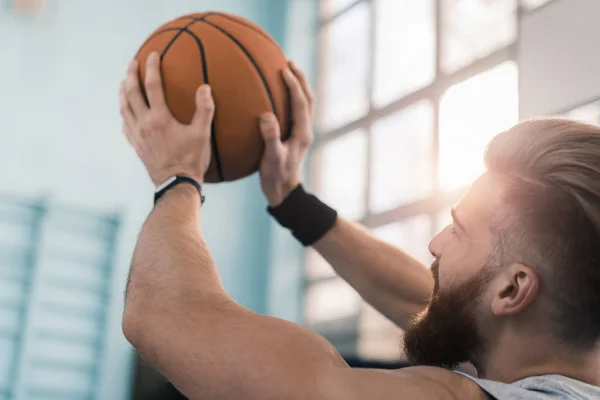 Basketball player with ball — Stock Photo