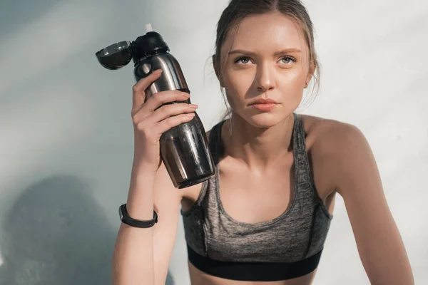 Deportiva mujer con botella de agua - foto de stock