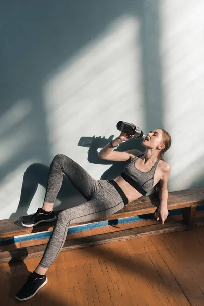 Femme sportive avec bouteille d'eau — Photo de stock