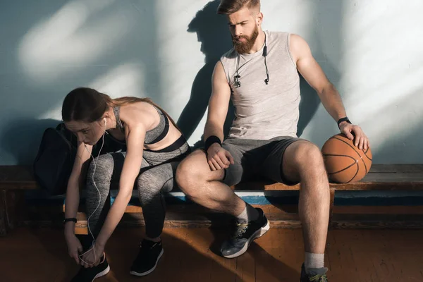 Pareja deportiva en el gimnasio - foto de stock