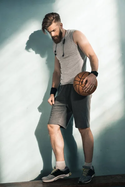 Hombre deportivo con pelota de baloncesto - foto de stock