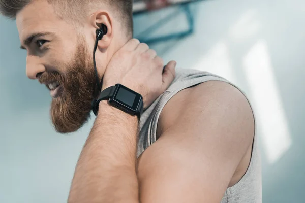 Hombre deportivo con smartwatch - foto de stock