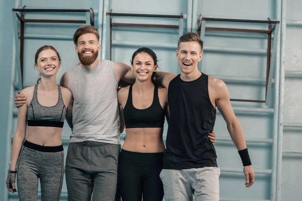 Sportliche Männer und Frauen — Stockfoto