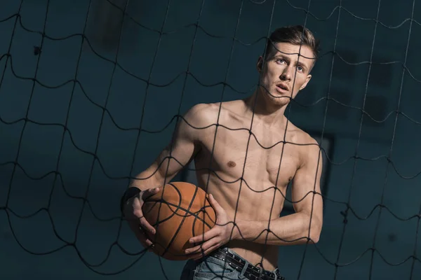 Hombre deportivo con pelota de baloncesto - foto de stock