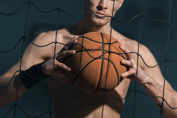 Hombre deportivo con pelota de baloncesto - foto de stock