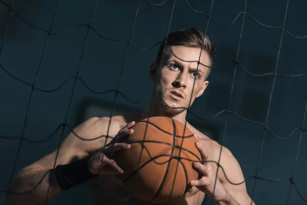 Homem desportivo com bola de basquete — Fotografia de Stock