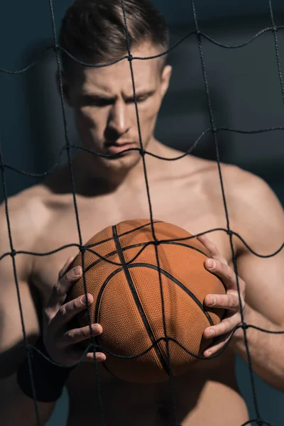 Homem desportivo com bola de basquete — Fotografia de Stock