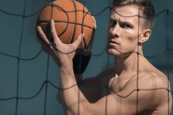 Uomo sportivo con pallone da basket — Foto stock