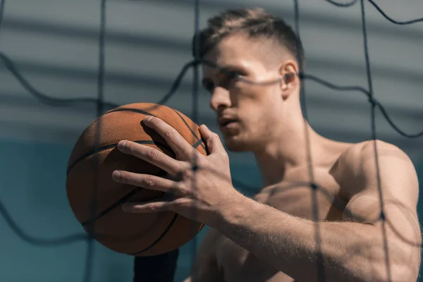 Sportlicher Mann mit Basketball-Ball — Stockfoto