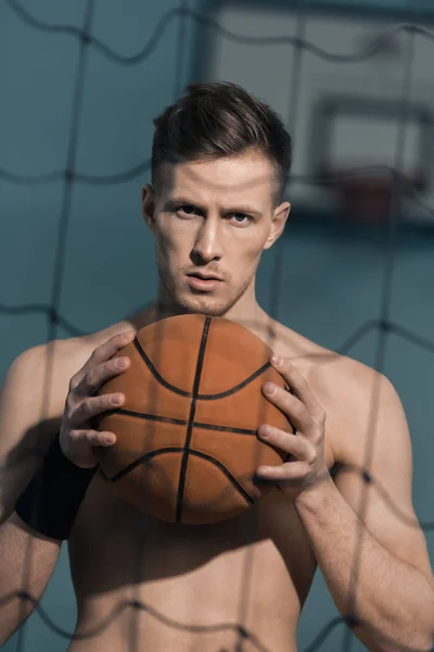 Hombre deportivo con pelota de baloncesto - foto de stock