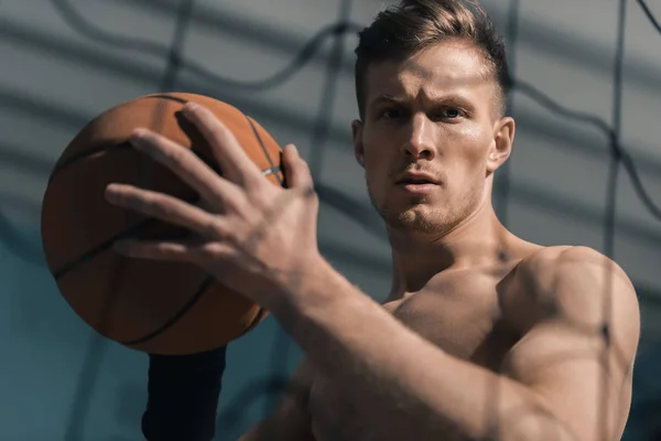 Спортивный человек с баскетбольным мячом — стоковое фото