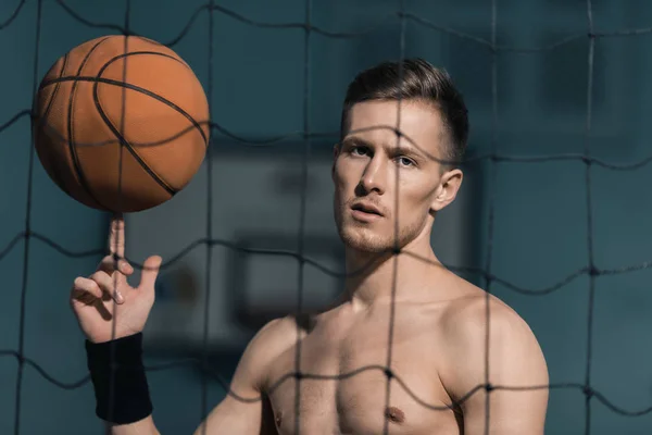 Homem desportivo com bola de basquete — Fotografia de Stock