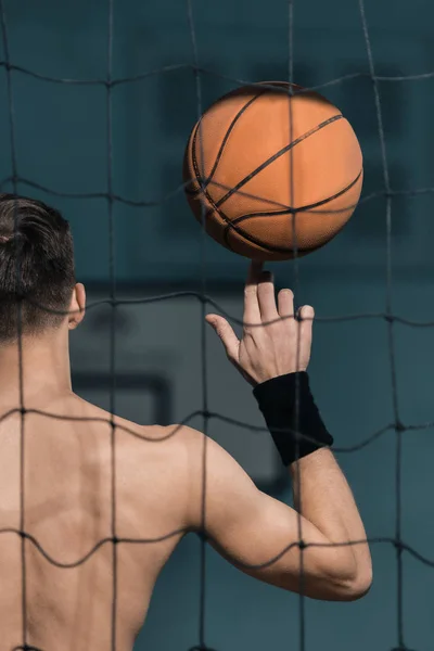 Homem desportivo com bola de basquete — Fotografia de Stock