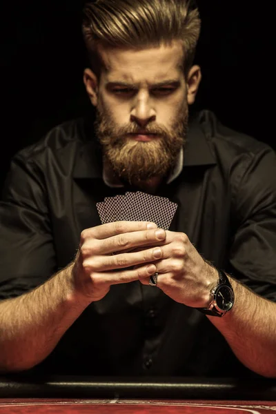 Homme tenant des cartes — Photo de stock