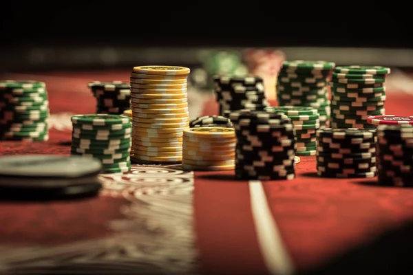 Fichas de póquer en mesa - foto de stock