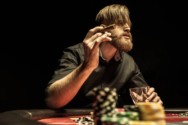 Hombre jugando póquer - foto de stock